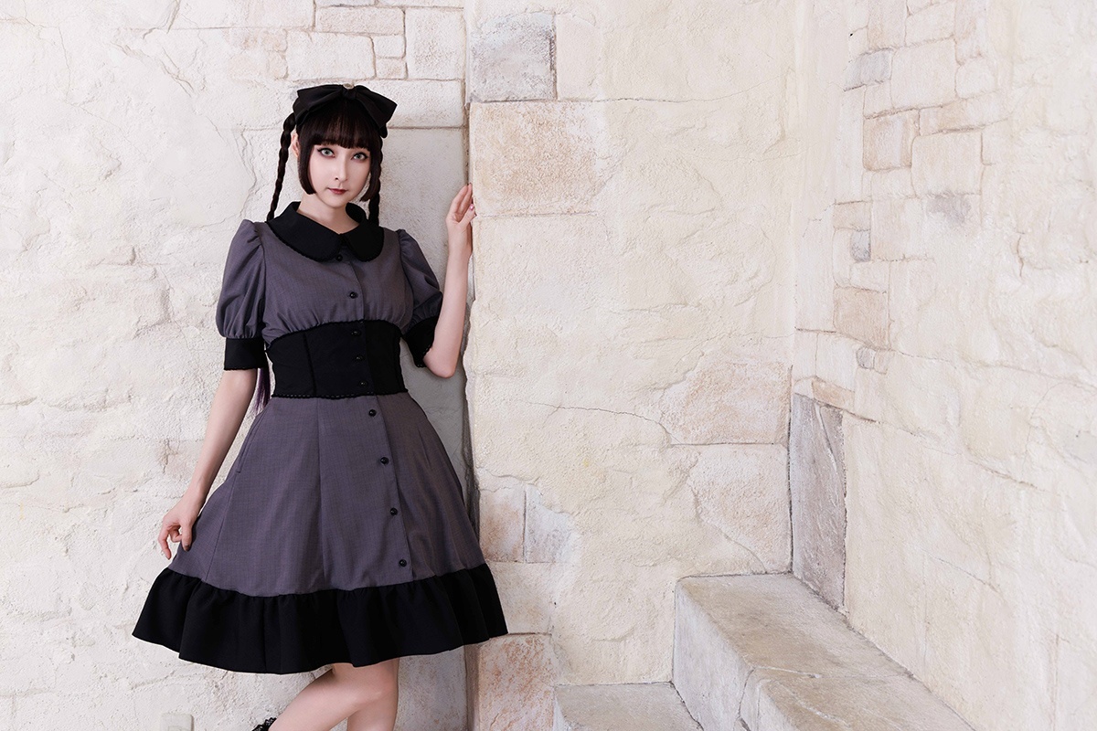 A Gothic & Lolita style of fashion in Japan. 
